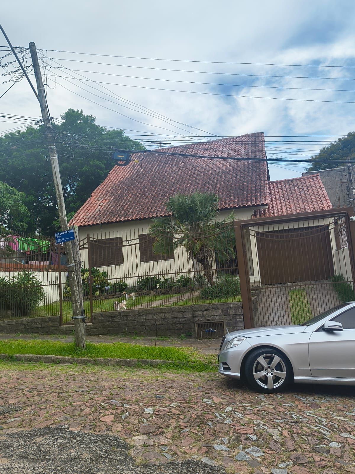 Casa com 03 dormitórios, 01 suíte e 02 vagas de garagem — foto 1