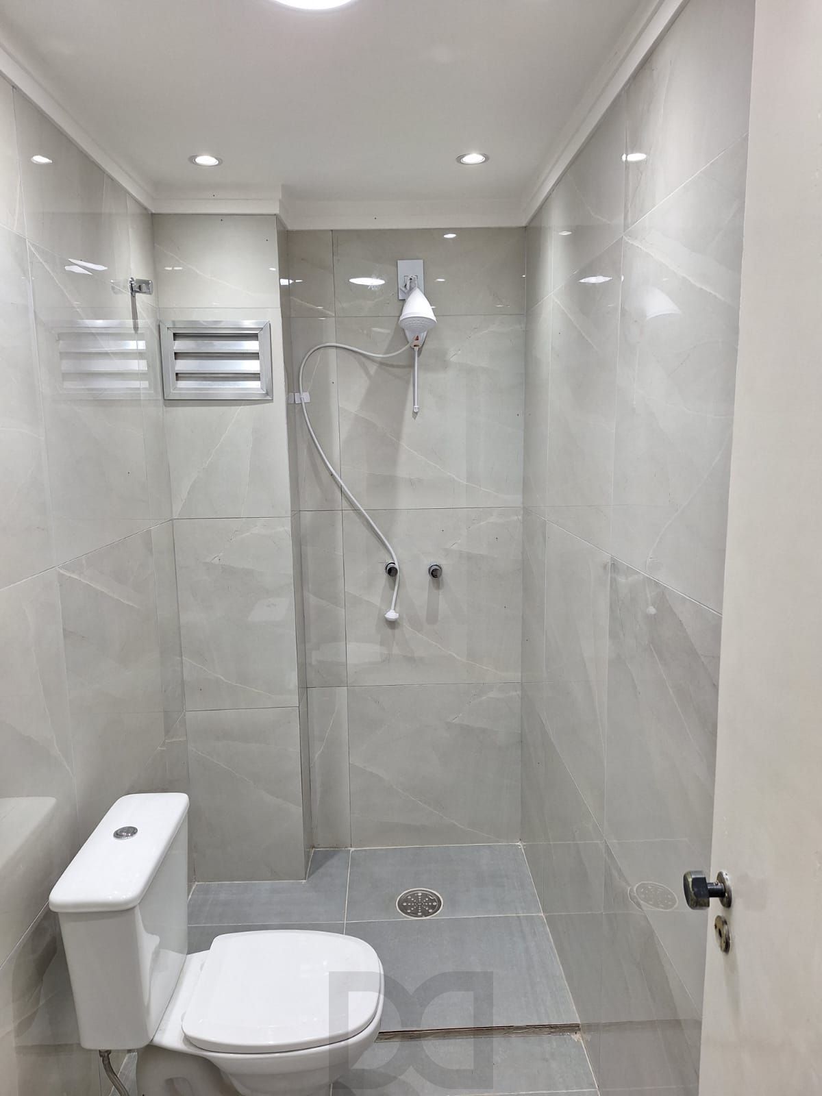 Apartamento 02 dormitórios com vaga de garagem escriturada descoberta — foto 11