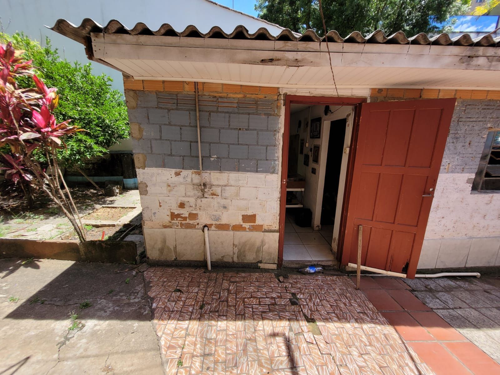 Casa térrea com garagem no subsolo e anexo — foto 22