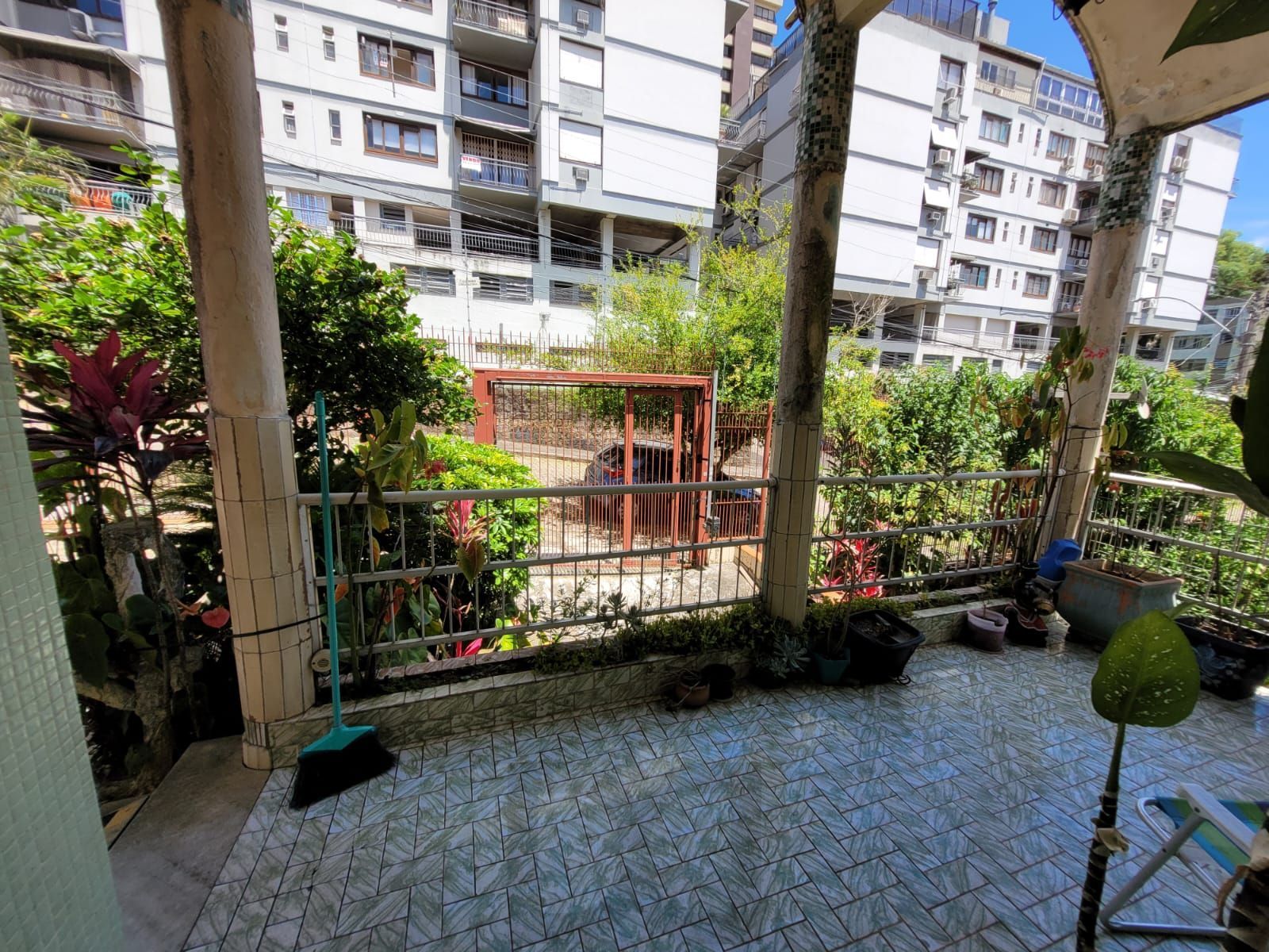 Casa térrea com garagem no subsolo e anexo — foto 6
