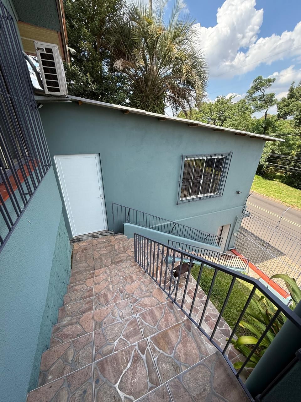 Casa com 03 dormitórios, sendo 02 suítes e garagem — foto 2