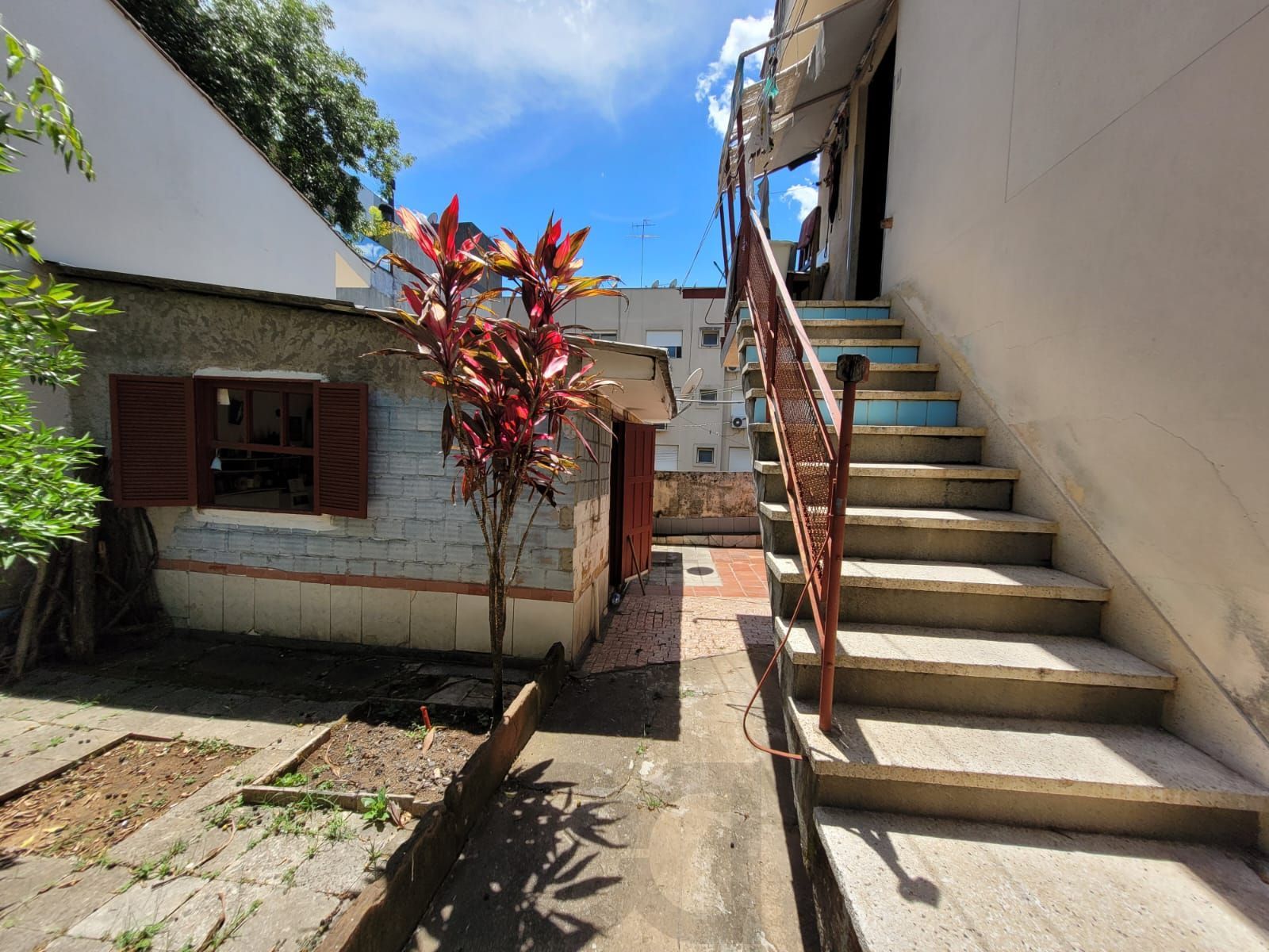 Casa térrea com garagem no subsolo e anexo — foto 21