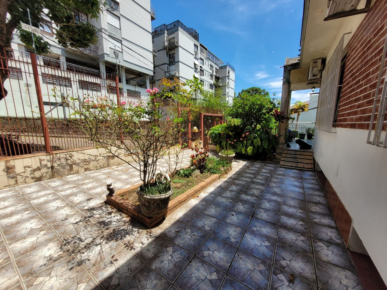 Casa térrea com garagem no subsolo e anexo — foto 3