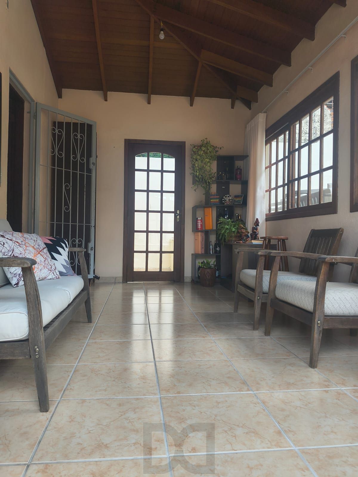 Casa com 03 dormitórios, 01 suíte e 02 vagas de garagem — foto 2