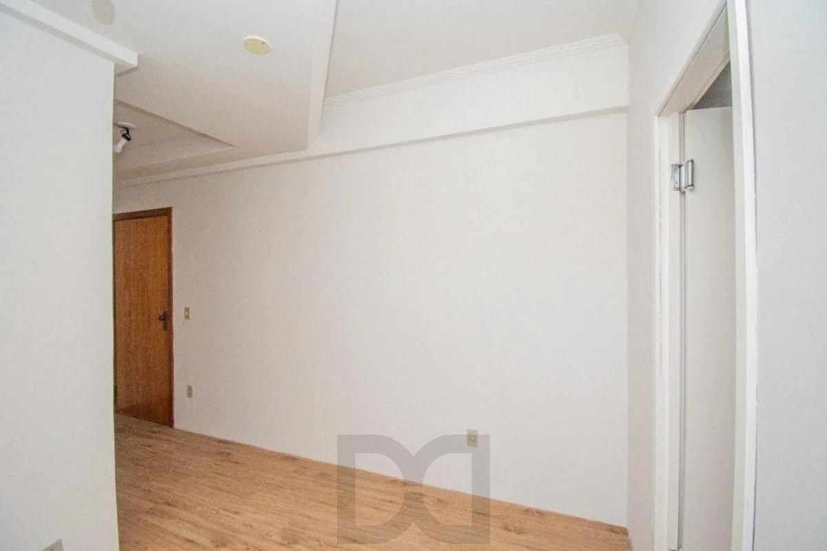 Sala comercial de 24,74 m² à venda em Petrópolis, esquina com a 24 de Outubro. — foto 2