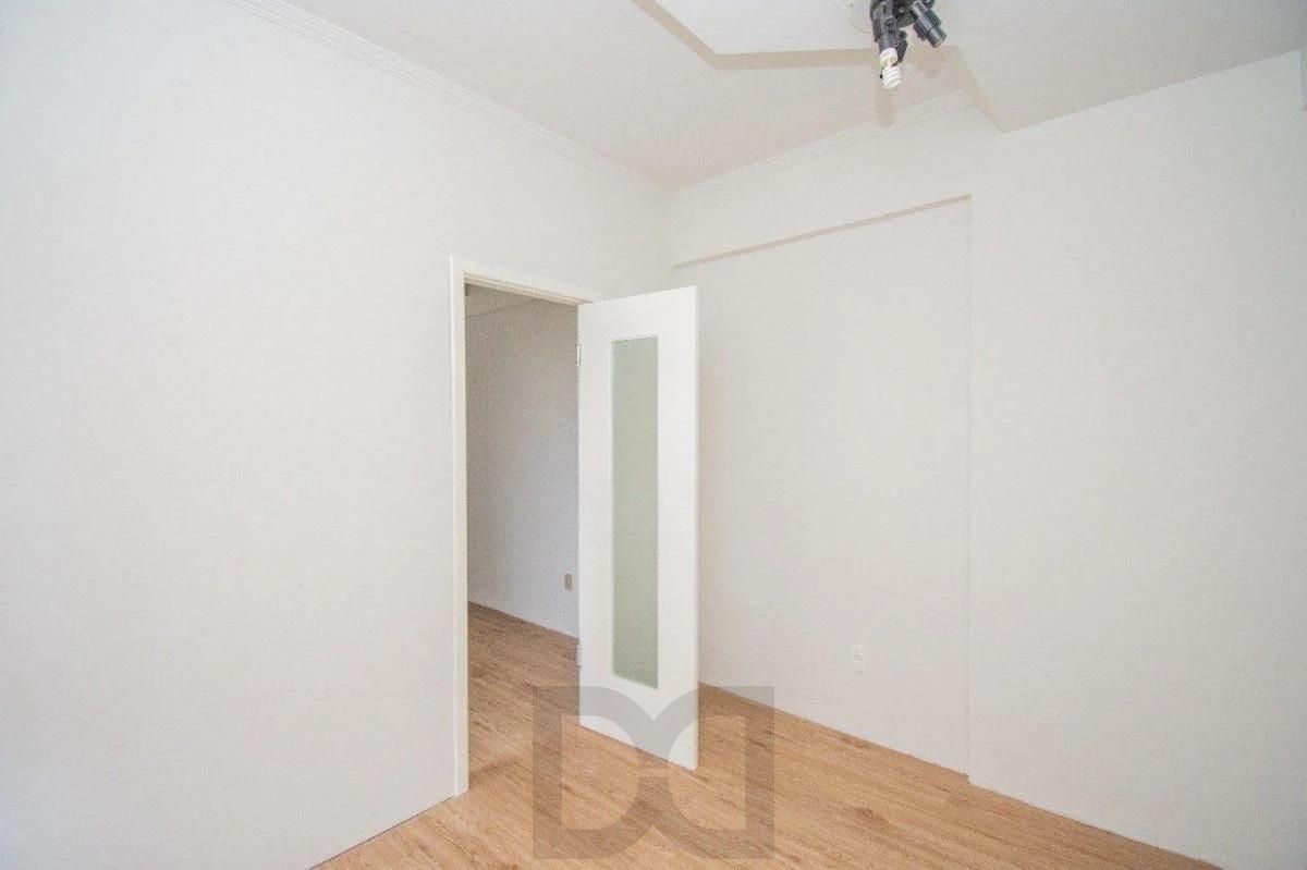 Sala comercial de 24,74 m² à venda em Petrópolis, esquina com a 24 de Outubro. — foto 7
