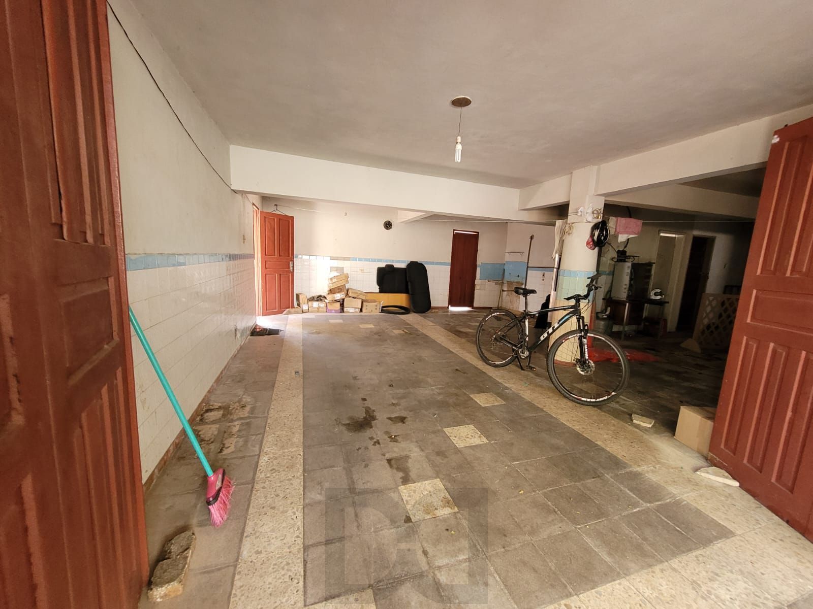 Casa térrea com garagem no subsolo e anexo — foto 27