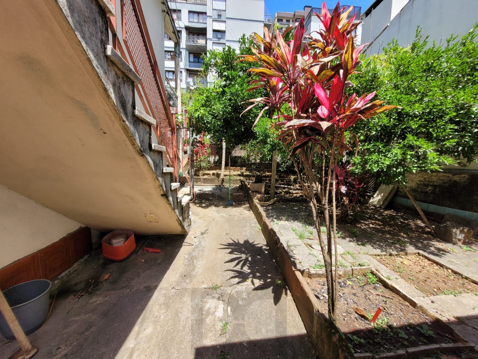Casa térrea com garagem no subsolo e anexo — foto 25