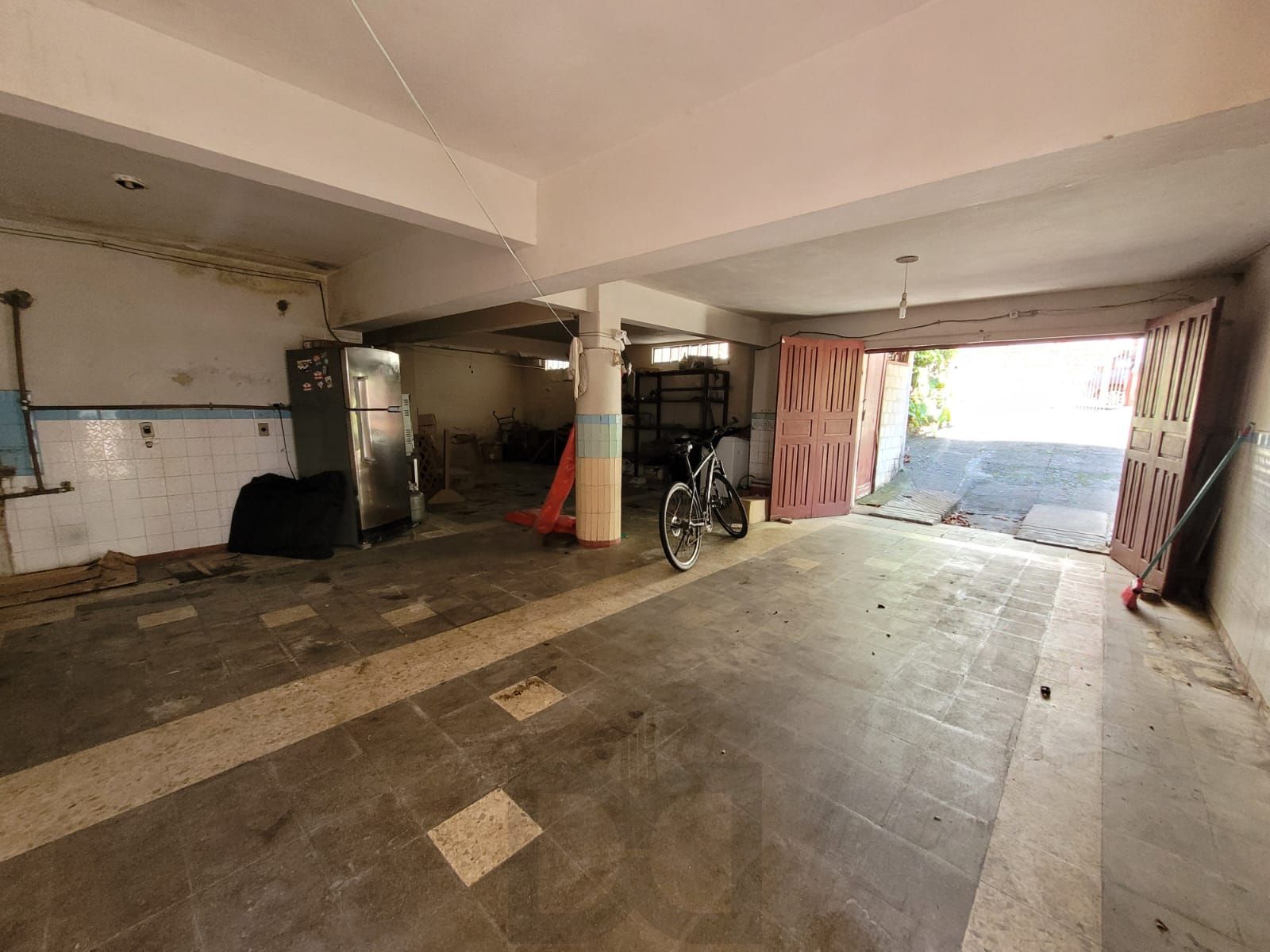 Casa térrea com garagem no subsolo e anexo — foto 28