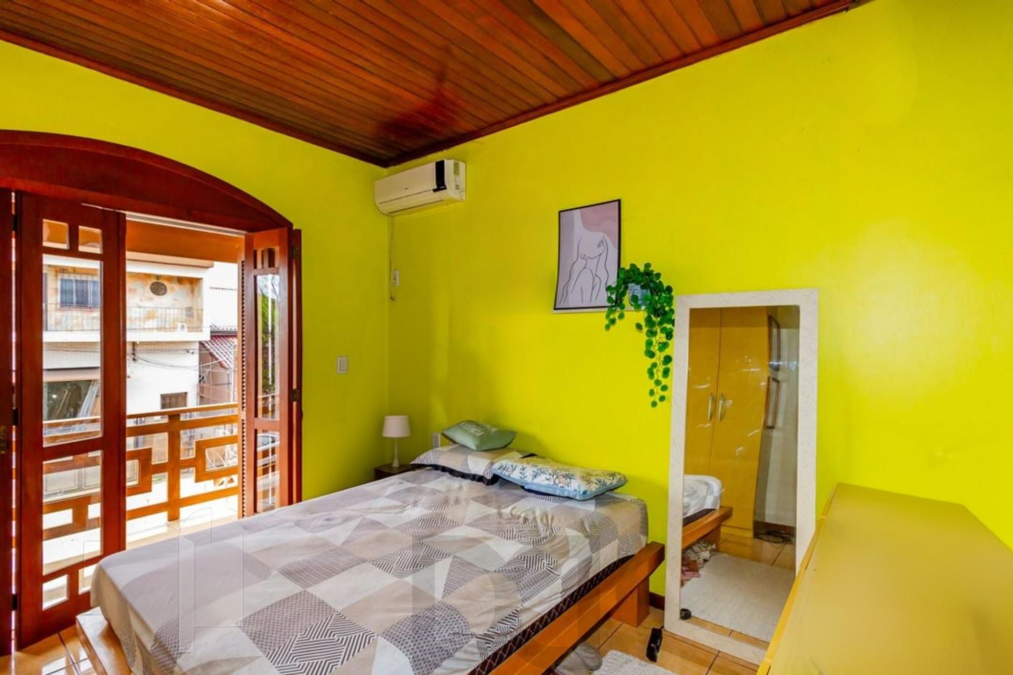 Casa com 5 quartos, 2 vagas e pátio, no Bairro Sarandí — foto 11