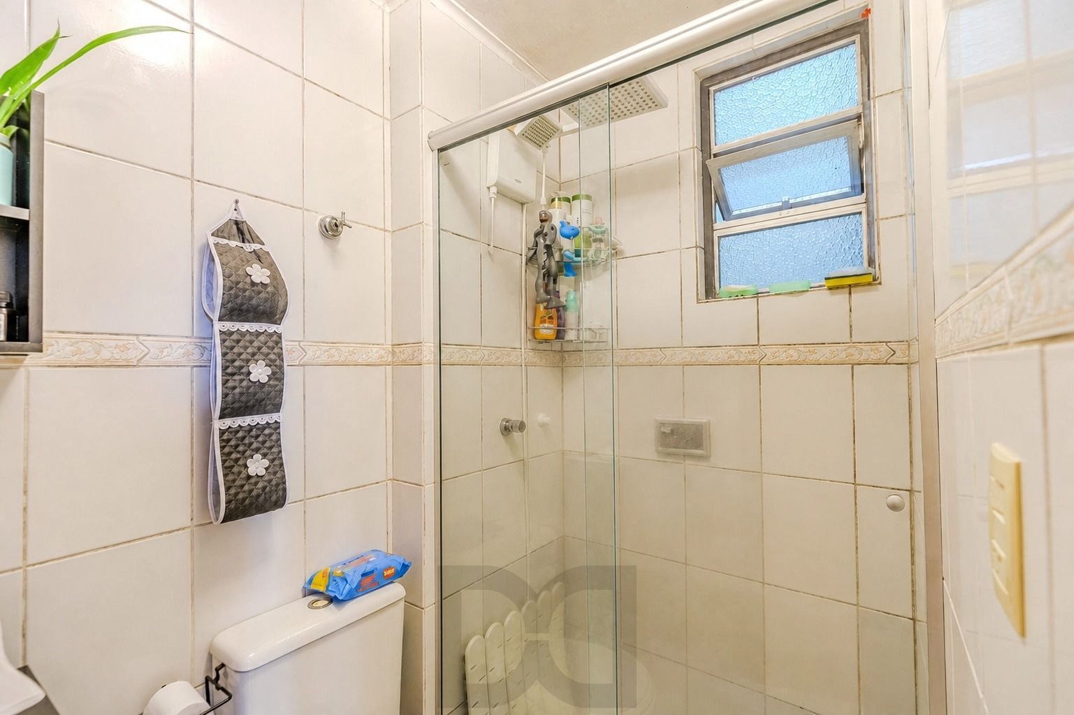 Apartamento de 2 dormitórios, semi mobiliado e 47m² no bairro Camaquã. — foto 17