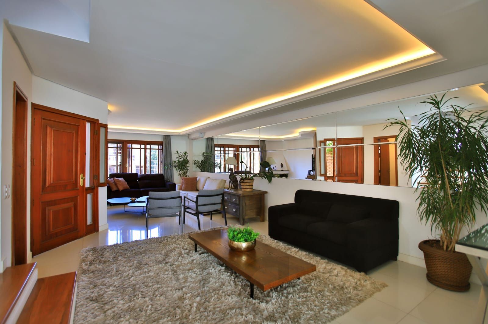 Casa de 3 dormitórios, 3 vagas e pátio com piscina bairro Chácara das Pedras. — foto 7
