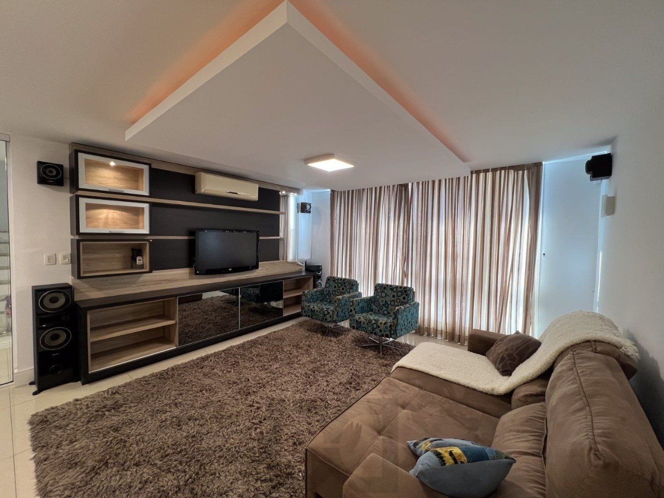 Casa semi mobiliada de 3 dormitórios e 4 vagas no bairro Cascata — foto 1
