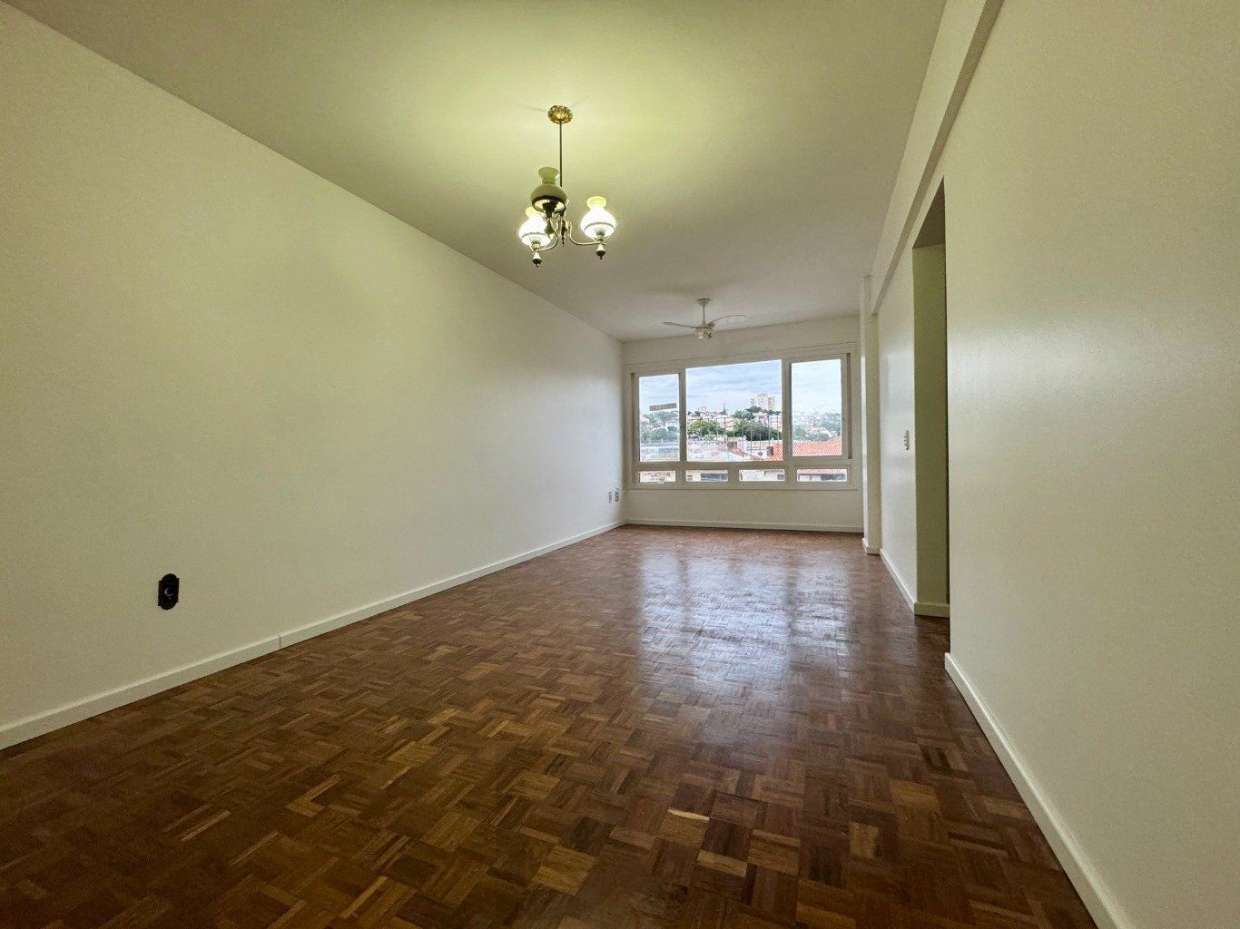 Apartamento com 2 dormitórios, dependência e 1 vaga no Bairro Menino Deus — foto 3