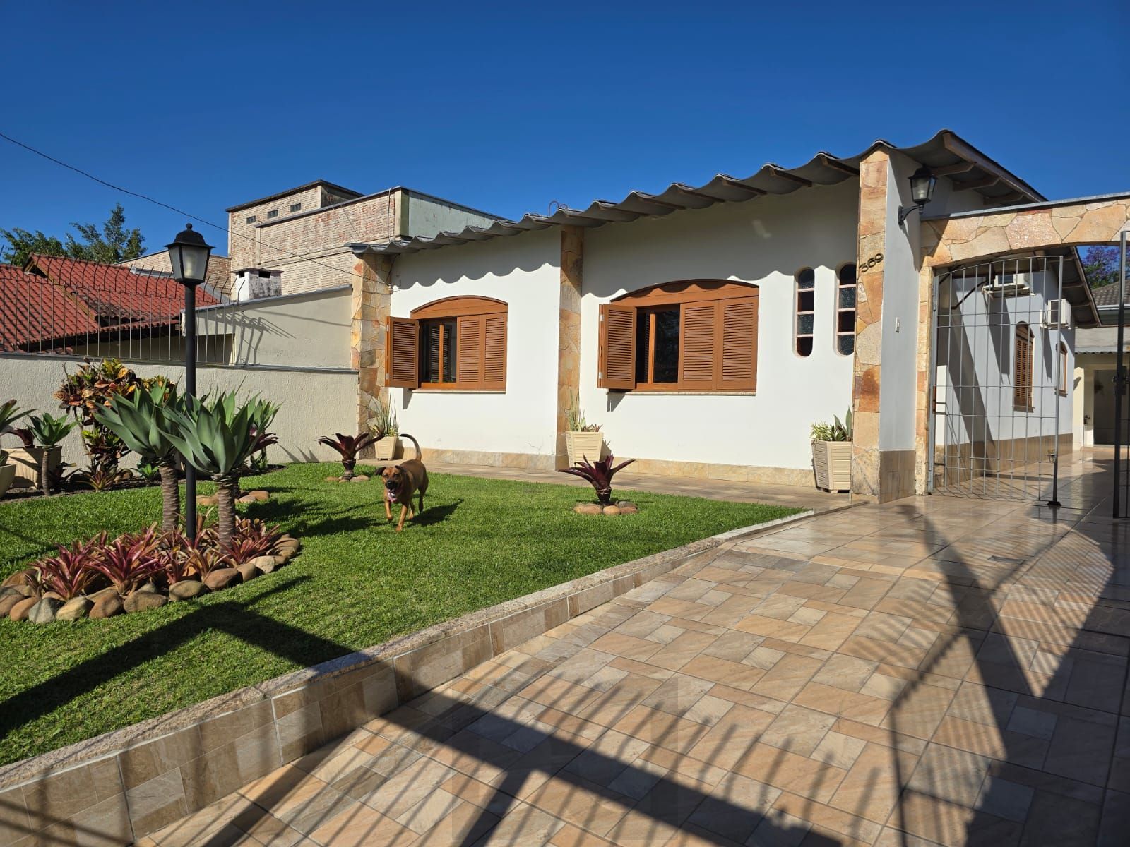 Casa térrea, 3 dormitórios e 4 vagas cobertos no Sarandi. — foto 24