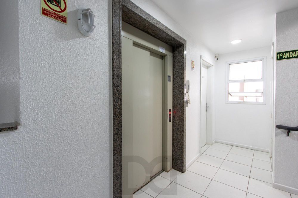 Apartamento semi mobiliado de 2 quartos, elevador e vaga no bairro Partenon. — foto 12