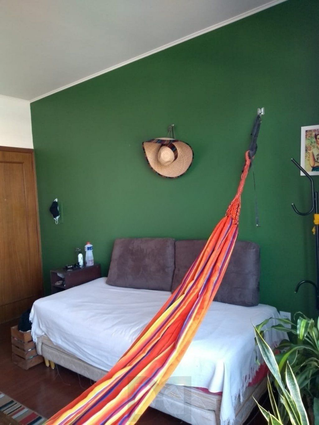 Apartamento de 2 dormitórios, sacada e churrasqueira no bairro Menino Deus — foto 2