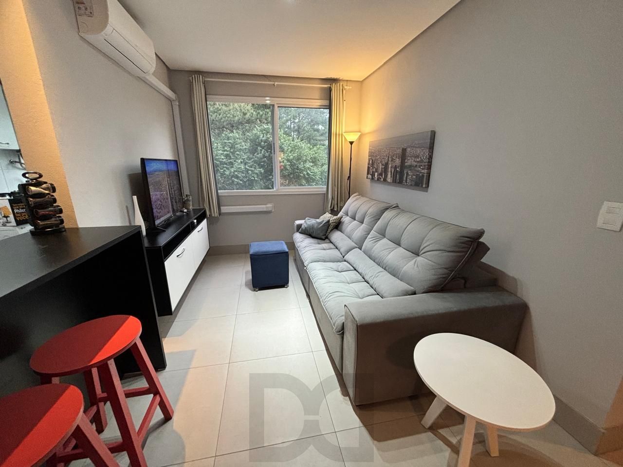 Apartamento de 2 dormitórios, elevador e 2 vagas no bairro Partenon — foto 1