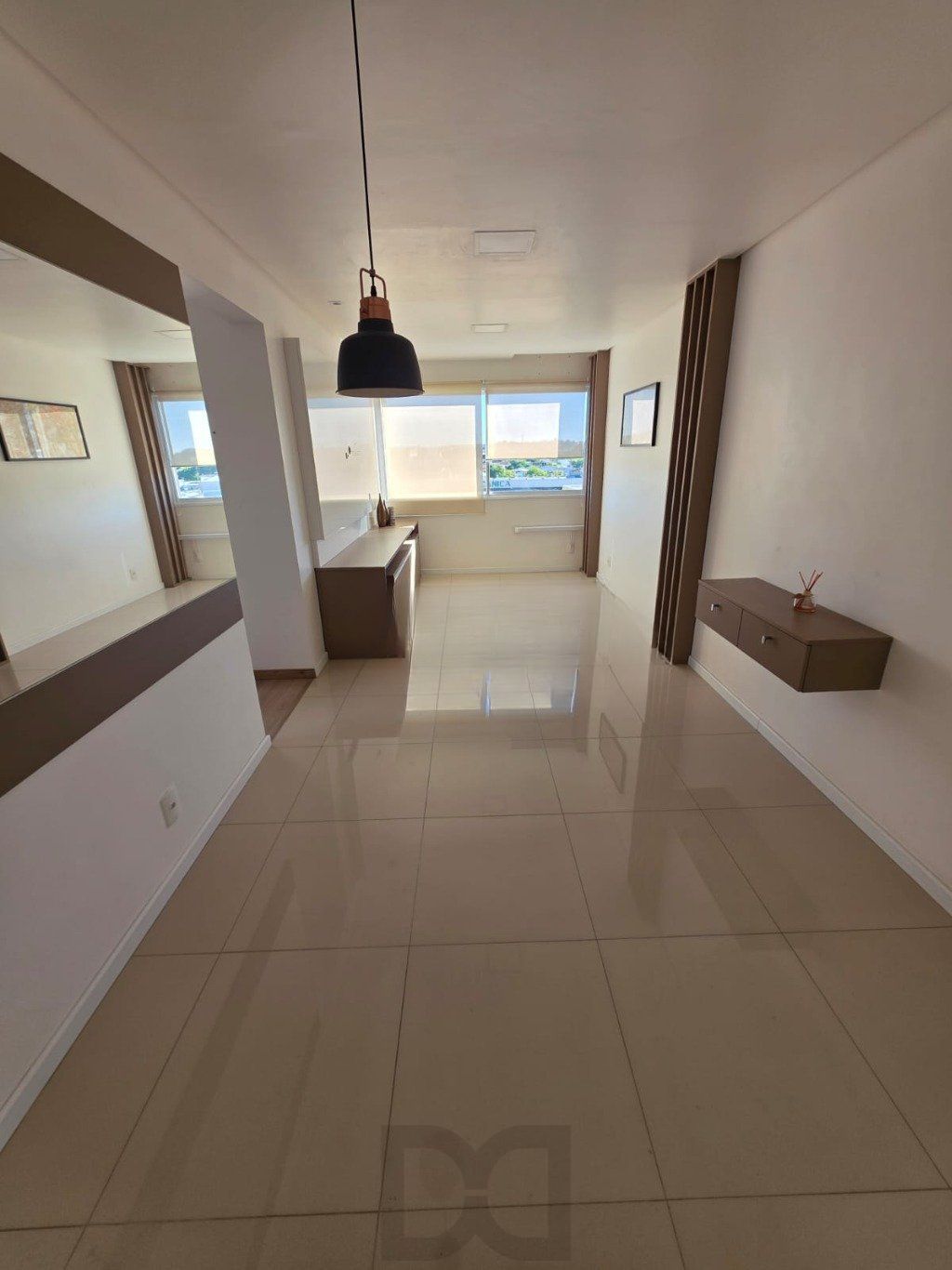 Apartamento semi mobiliado de 2 quartos, elevador e vaga no bairro Partenon. — foto 1