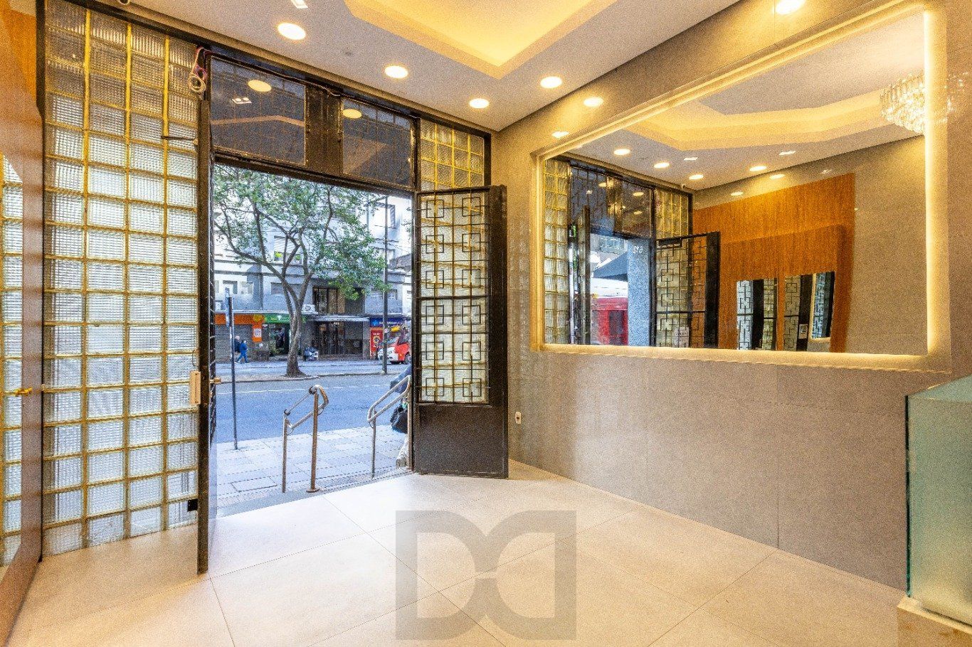JK mobiliado com sacada e vista na Borges de Medeiros no Centro Historico — foto 31