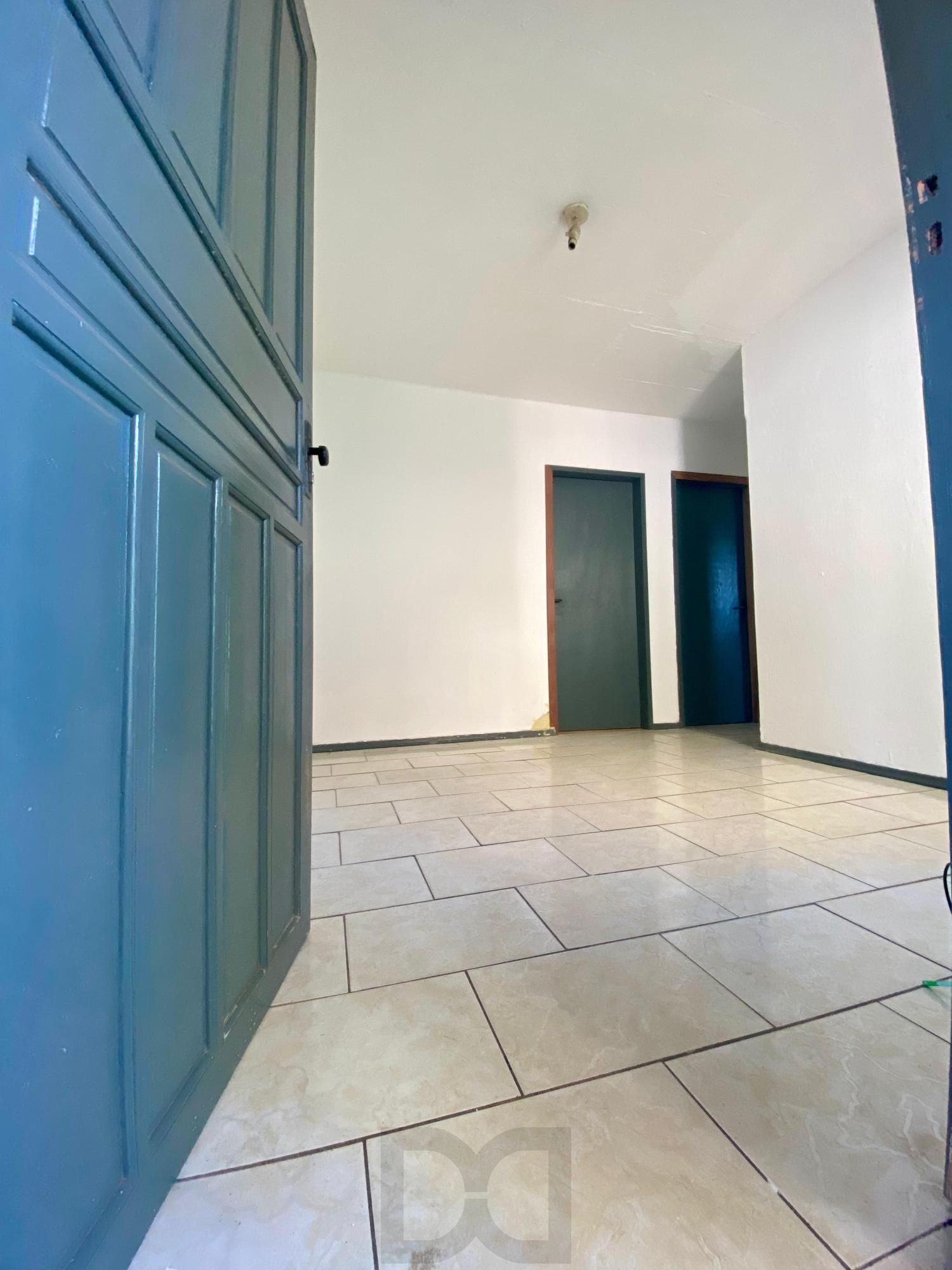 Apartamento Térreo, com 2 quartos, portaria e pátio no bairro Rubem Berta — foto 2