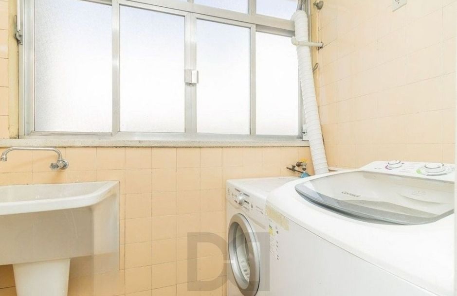 Apartamento de 2 dormitórios com sacada,1 vaga, elevador no bairro Petrópolis. — foto 10