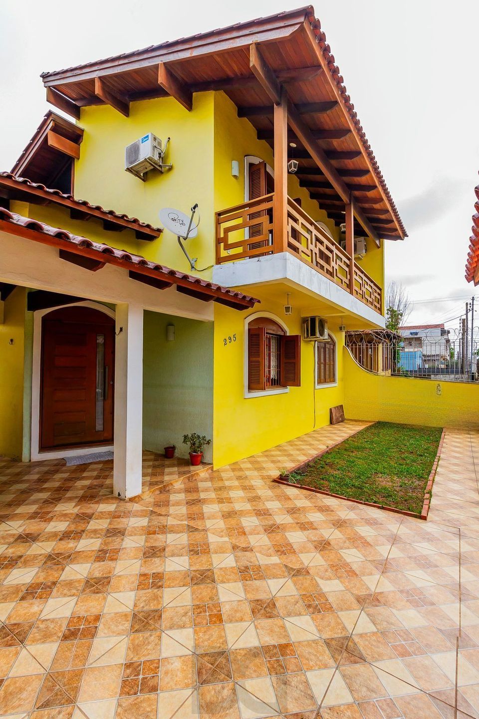 Casa com 5 quartos, 2 vagas e pátio, no Bairro Sarandí — foto 1