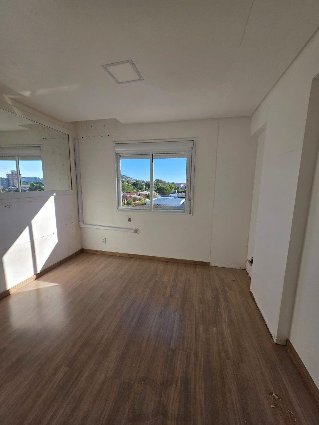 Apartamento semi mobiliado de 2 quartos, elevador e vaga no bairro Partenon. — foto 10