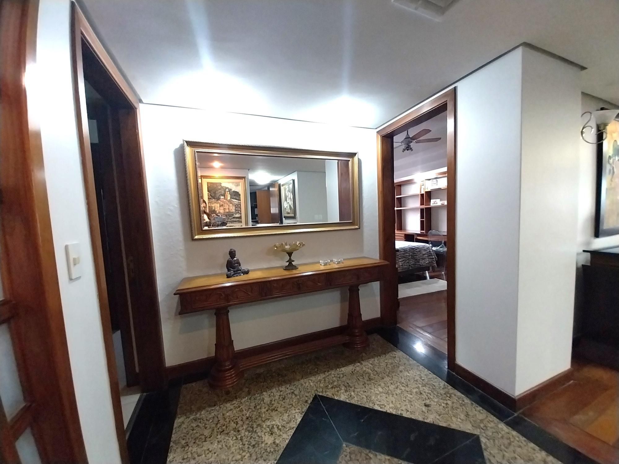 Apartamento de 4 dormitórios, 2 suítes, 2 vagas e elevador na Castro Alves. — foto 3