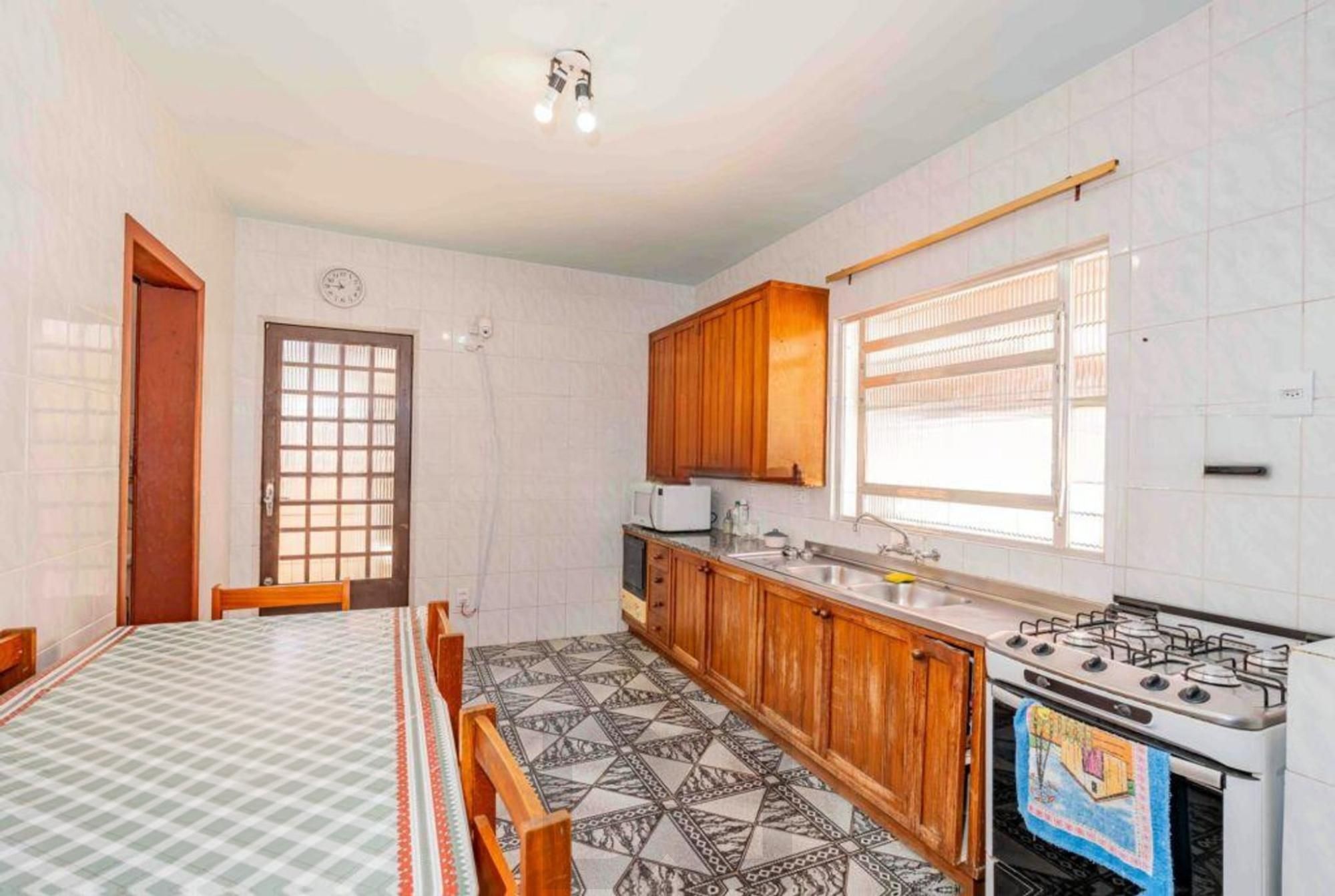 Casa de 2 quartos, 2 banheiros,pátio,churrasqueira, 7 vagas no bairro Guarujá. — foto 12