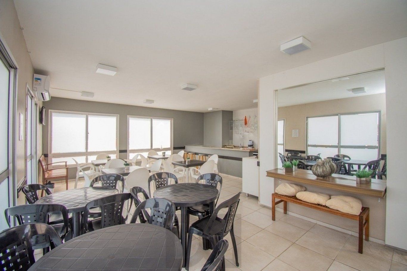 Apartamento Térreo, 2 quartos, vaga, piscina e portaria 24hr no bairro Sarandi. — foto 34