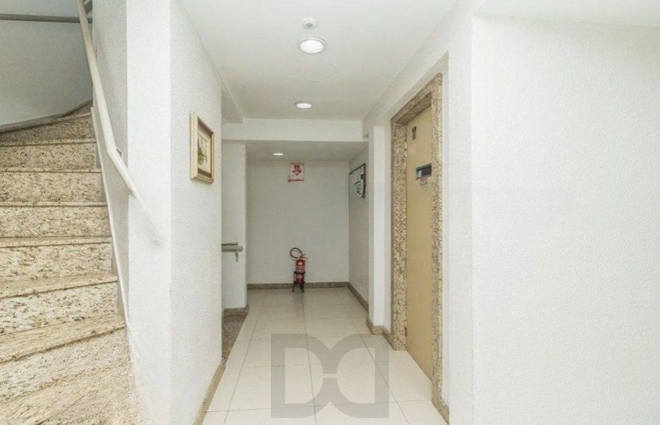 Apartamento de 2 dormitórios com sacada,1 vaga, elevador no bairro Petrópolis. — foto 18
