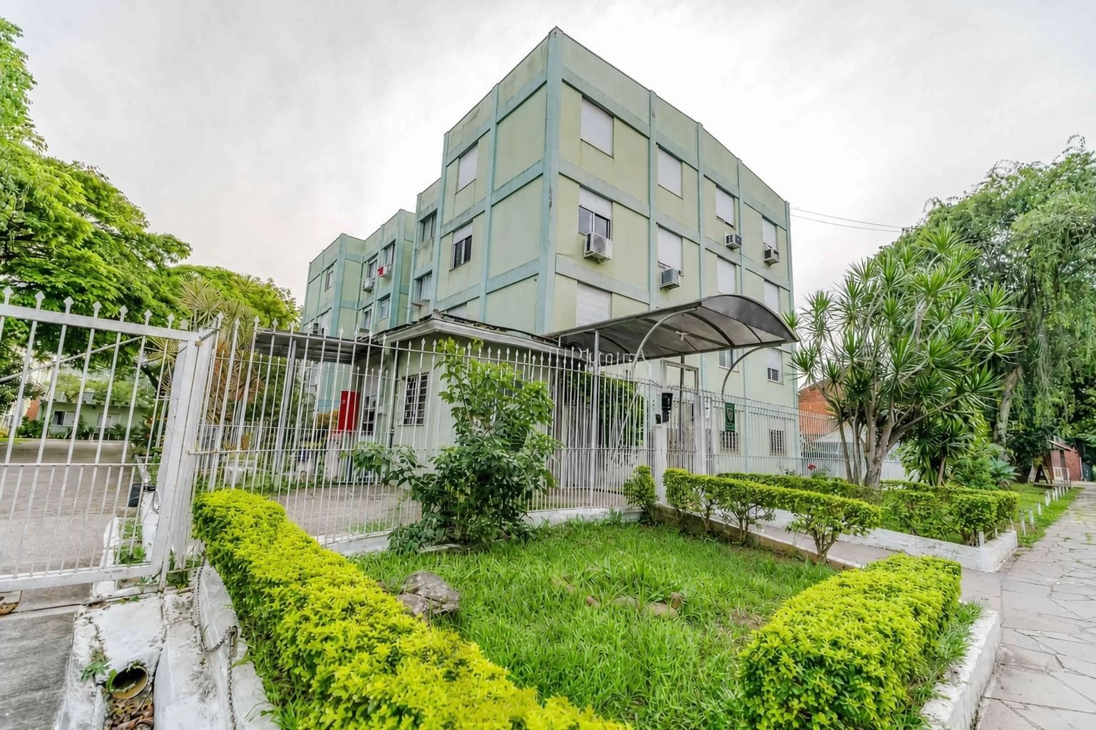 Apartamento de 2 dormitórios, semi mobiliado e 47m² no bairro Camaquã. — foto 32