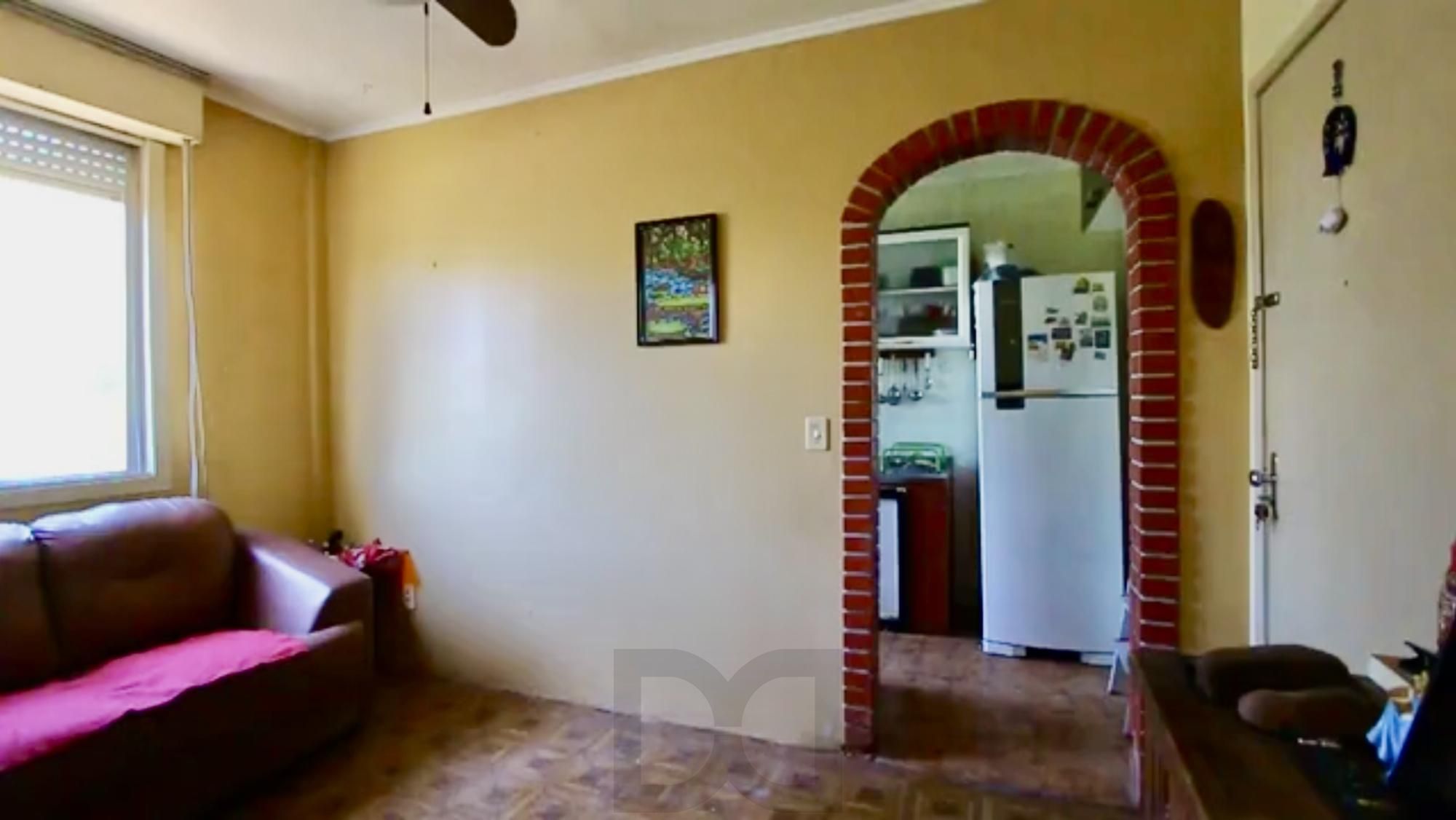 Apartamento de 2 dormitórios Segundo andar Bairro Camaqua em Porto Alegre — foto 1