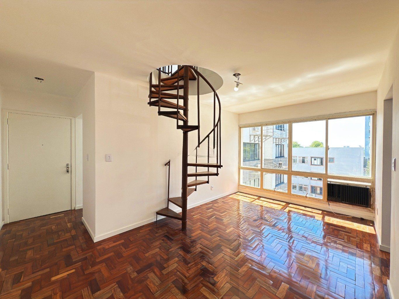 Cobertura com 2 quartos, vaga, elevador e churrasqueira  no bairro Cristal. — foto 1