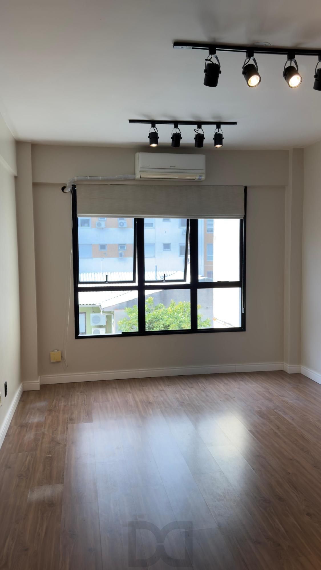 Sala comercial 27m2 Condomínio SPERB na Rua Silva Jardim Auxiliadora Porto Alegre — foto 2