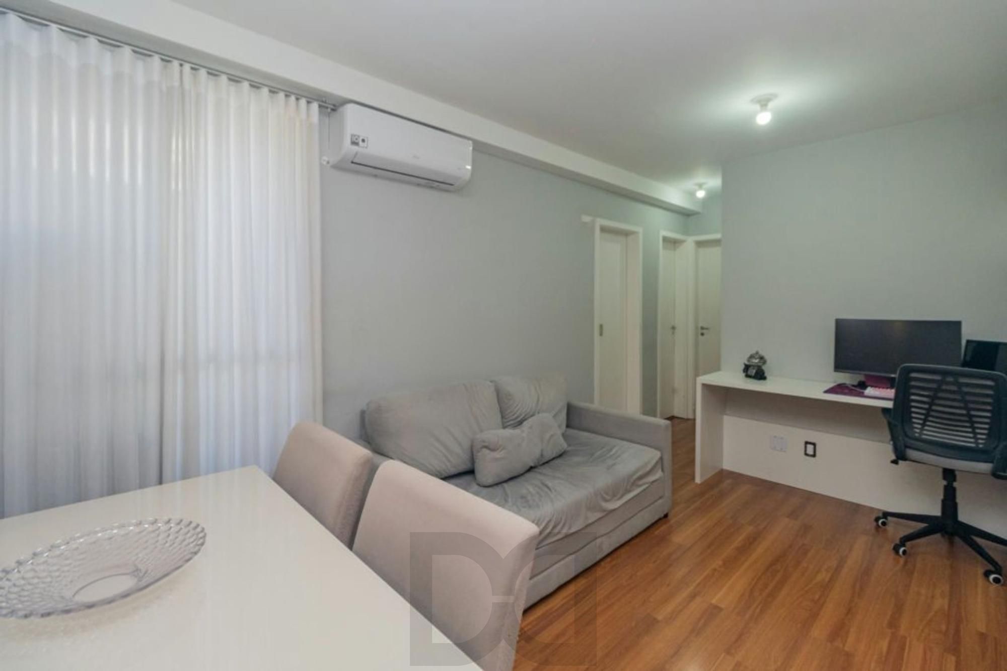 Apartamento 2 Dormitórios com Vaga e Piscina no Cristal em Porto Alegre — foto 1