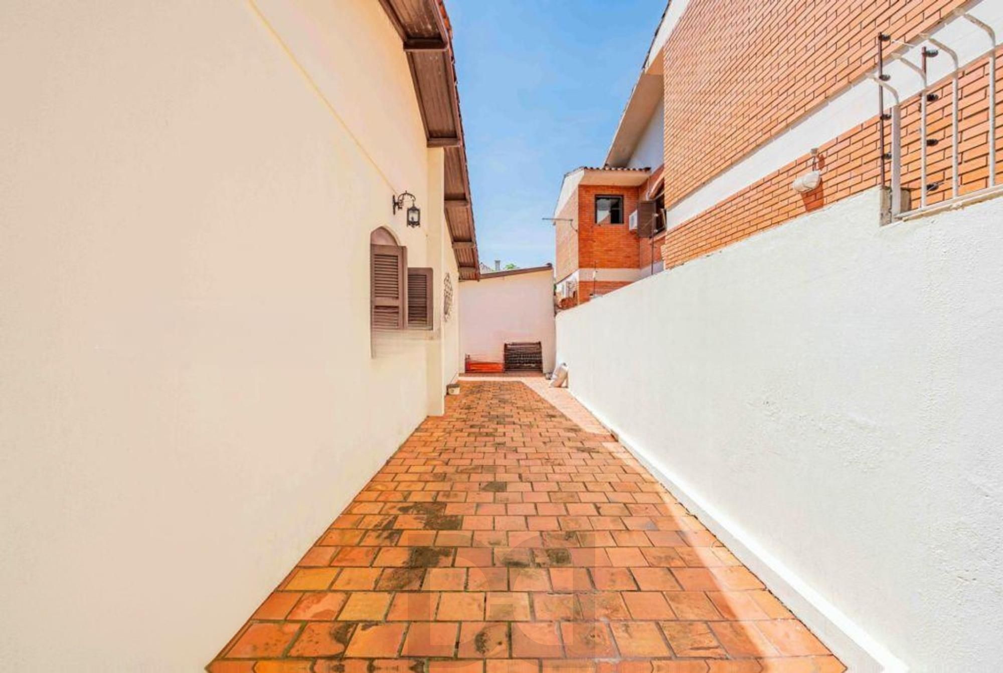Casa de 2 quartos, 2 banheiros,pátio,churrasqueira, 7 vagas no bairro Guarujá. — foto 24