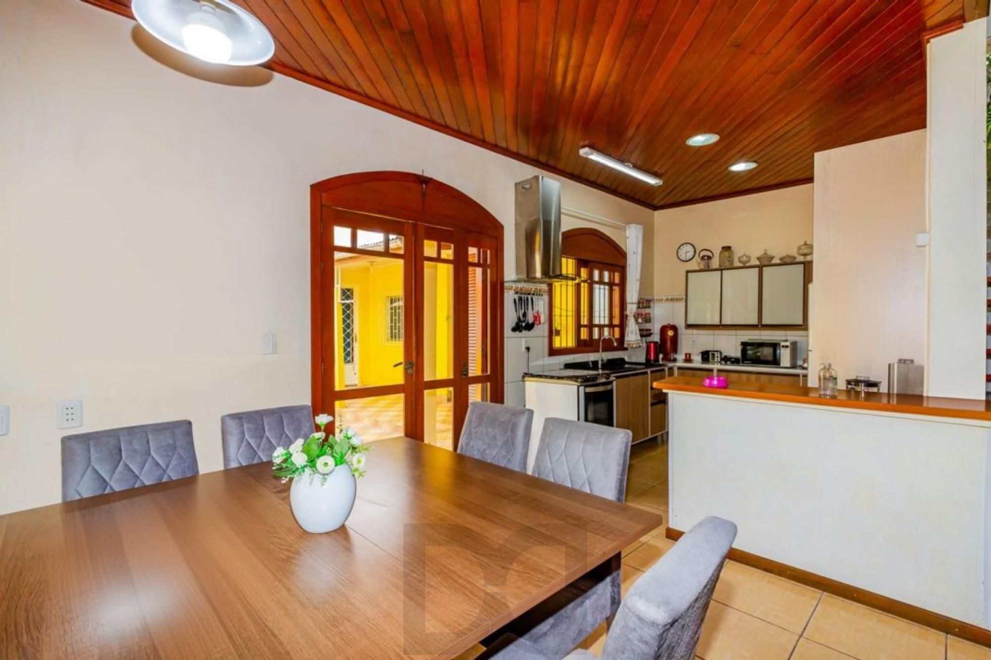 Casa com 5 quartos, 2 vagas e pátio, no Bairro Sarandí — foto 8