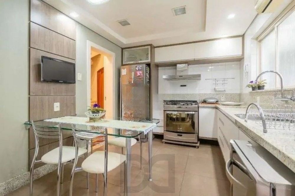 Casa de 3 quartos, piscina, churrasqueira, 7 vagas no bairro Tristeza — foto 26