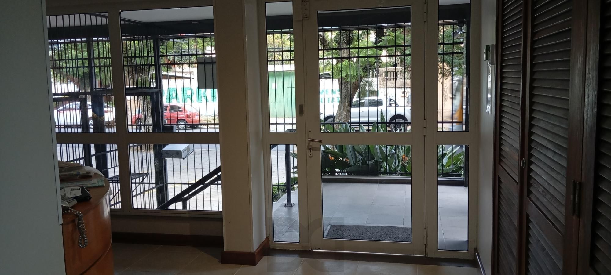 Apartamento com 2 Dormitórios, Vaga Dupla e Elevador no Floresta — foto 20