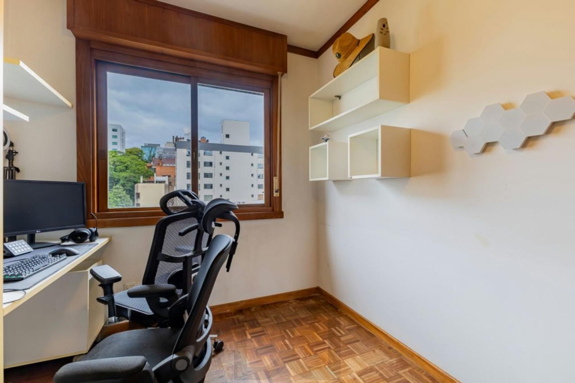 Apartamento com 3 quartos, 1 suíte, 3 vagas e elevador no Bairro São João. — foto 26