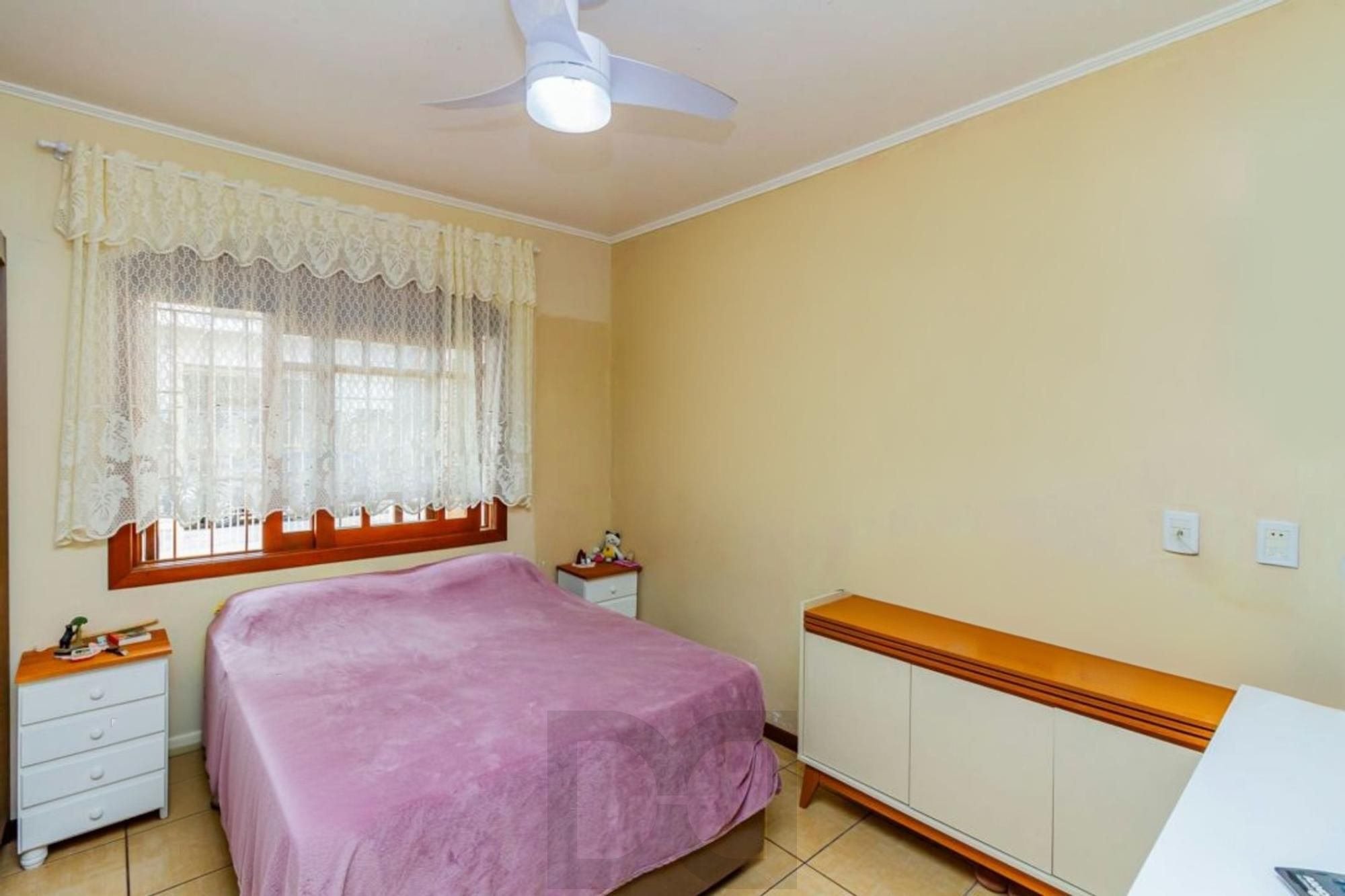 Casa com 5 quartos, 2 vagas e pátio, no Bairro Sarandí — foto 20