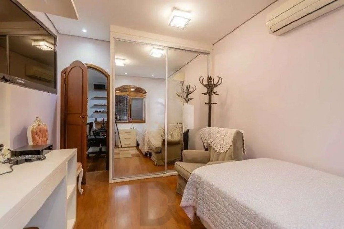 Casa de 3 quartos, piscina, churrasqueira, 7 vagas no bairro Tristeza — foto 10