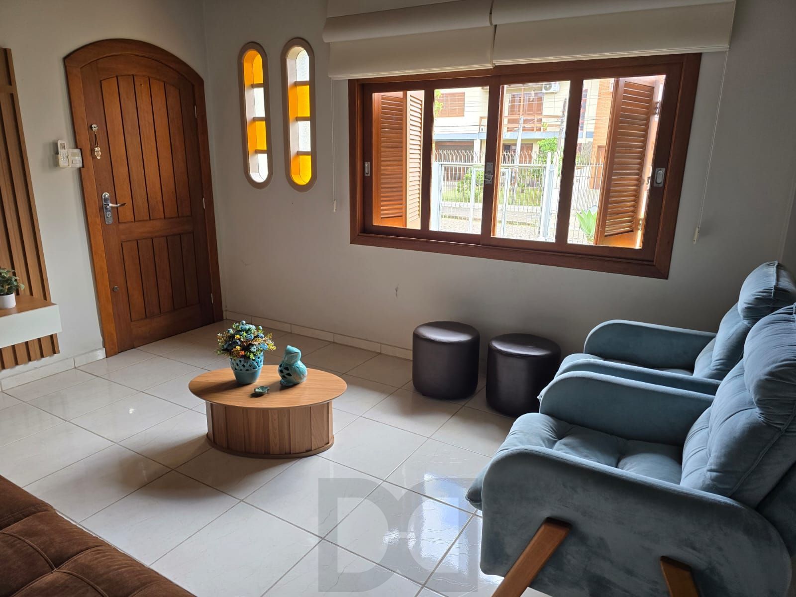 Casa térrea, 3 dormitórios e 4 vagas cobertos no Sarandi. — foto 2