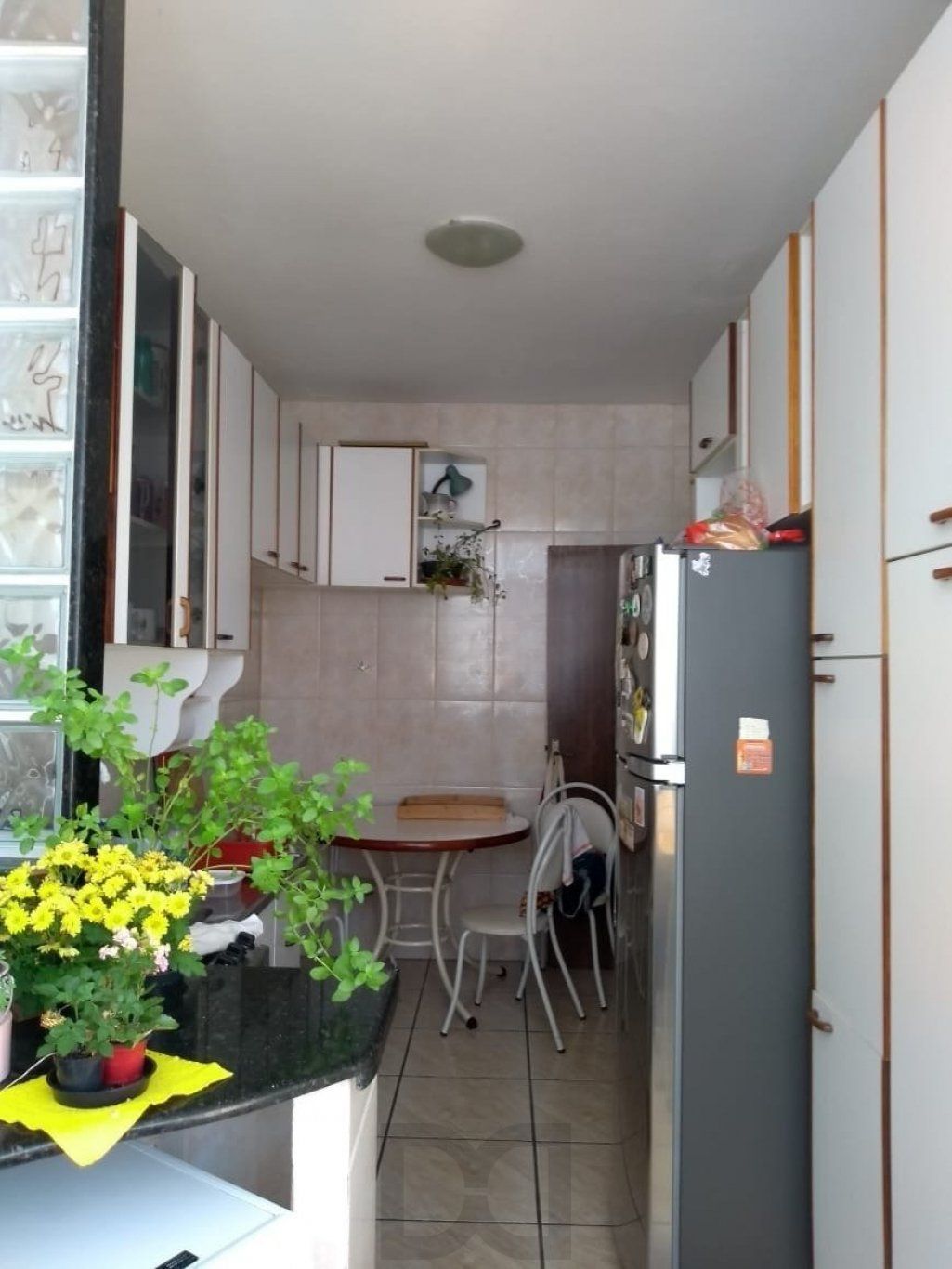 Apartamento de 2 dormitórios, sacada e churrasqueira no bairro Menino Deus — foto 6