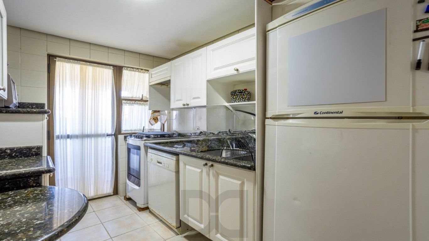 Cobertura com 3 Quartos, 1 suíte, 2 vagas e 211m² no Petrópolis. — foto 16