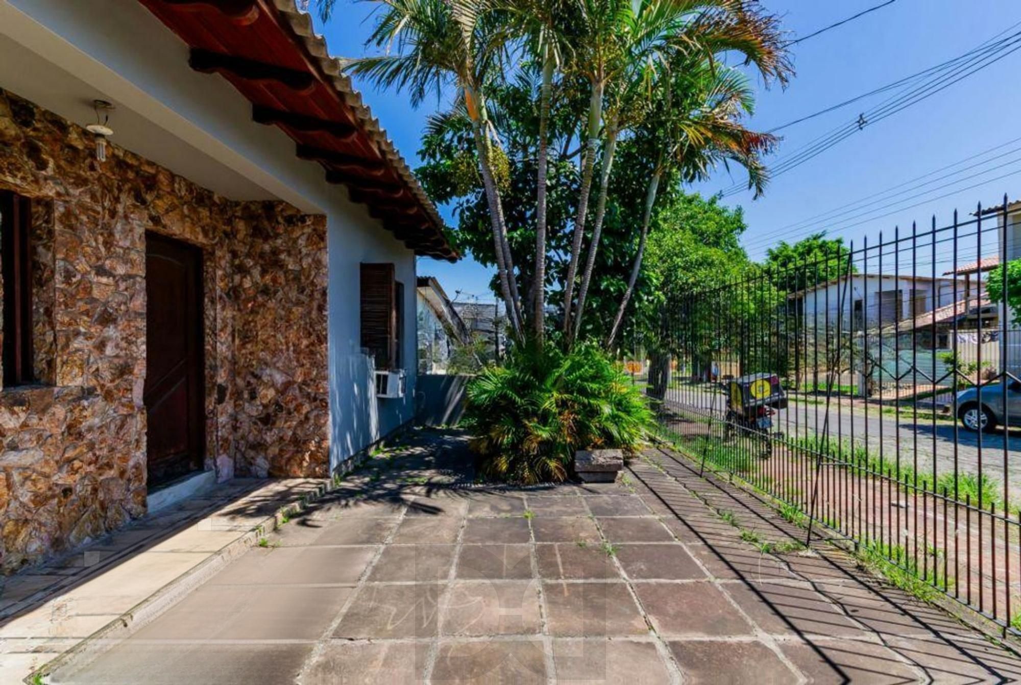 Casa com 3 quartos, 4 vagas e amplo pátio no Bairro Sarandí — foto 16