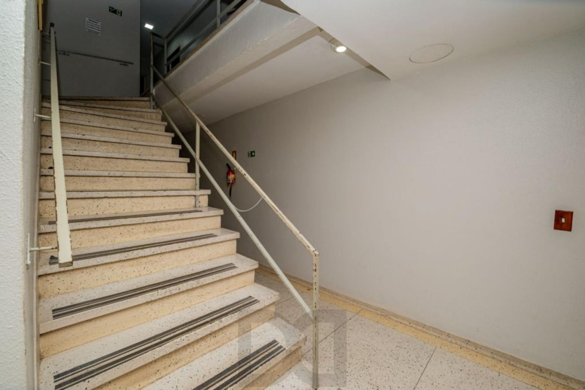 Apartamento com 2 quartos, 2 banheiros e 1 vaga no bairro Azenha. — foto 25