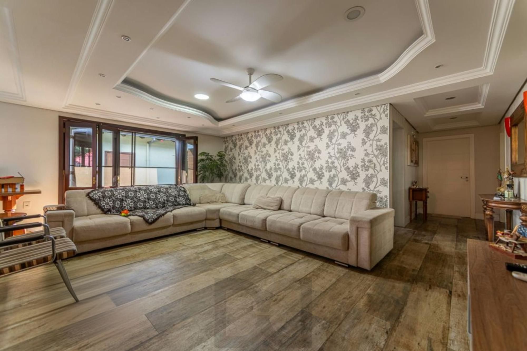 Casa com 4 quartos,1 Suite, 2 vagas e 450m² à venda em Sarandi. — foto 1